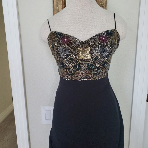 Adrianna Papell Dresses & Skirts - Adrianna Papell Elegant Black and Gold Sequin Embellished Long Dress